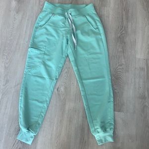 XS petite jade figs scrub pants in Yola